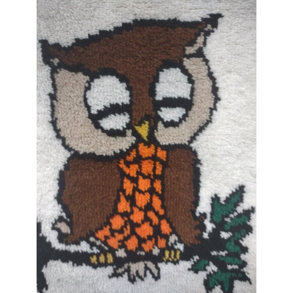 Vintage 1970s Caron Latch Hook Yarn Sleepy Owl Rug Wall Hanging, Wood Dowel Rod - Picture 7 of 12